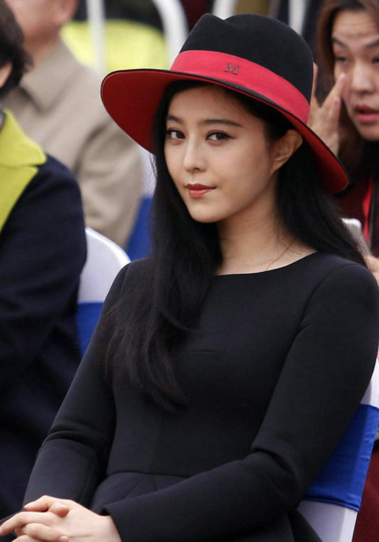 范冰冰红礼帽小黑裙 吐舌噘嘴好可爱(图)_明星