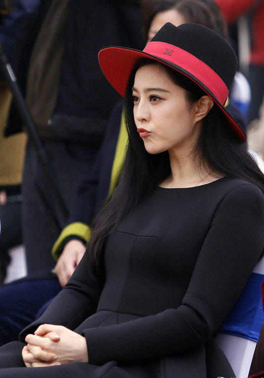 范冰冰红礼帽小黑裙 吐舌噘嘴好可爱(图)_明星