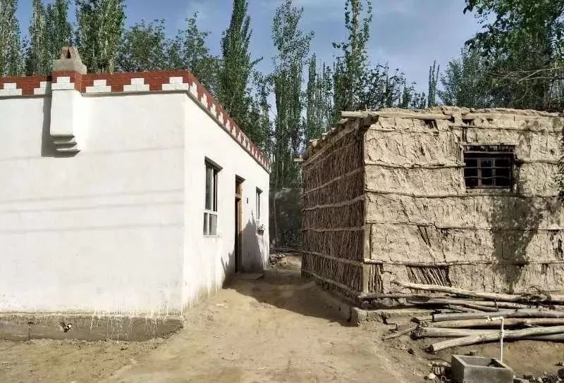 安居房与土笆房"同框合影"形成鲜明对比
