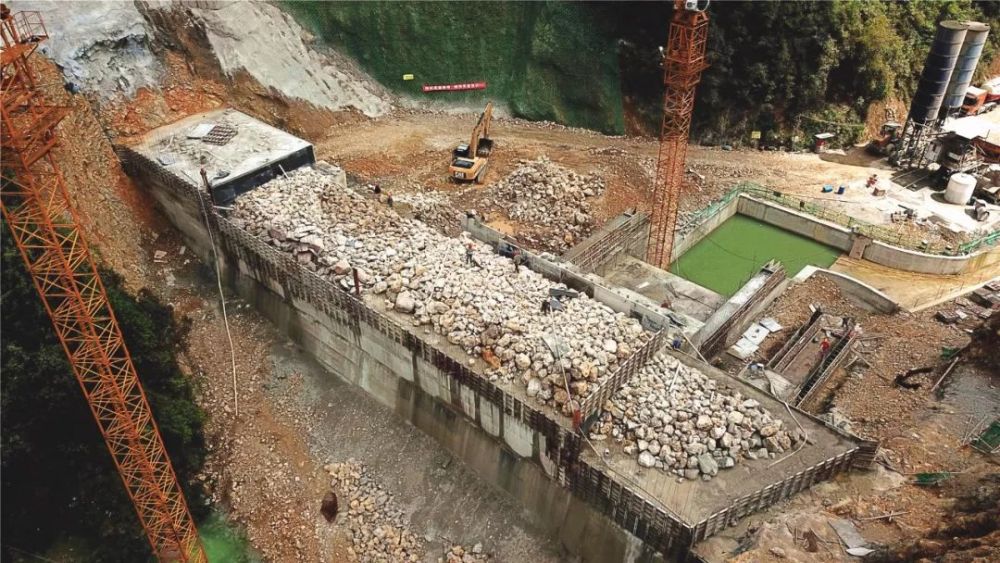 大坝坝型为堆石混凝土重力坝,水库总库容约为59万立方米,最大坝高32.