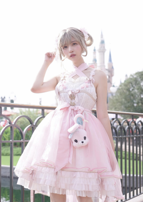cos:lolita樱茶粉小姐姐,龙级颜值,网友:看着有点怪