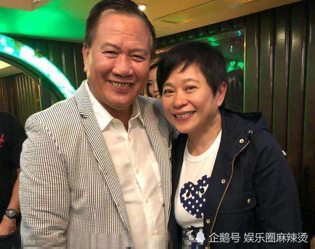 62岁万梓良近照曝光,头发乌黑老当益壮,拉着年轻美女的手热聊