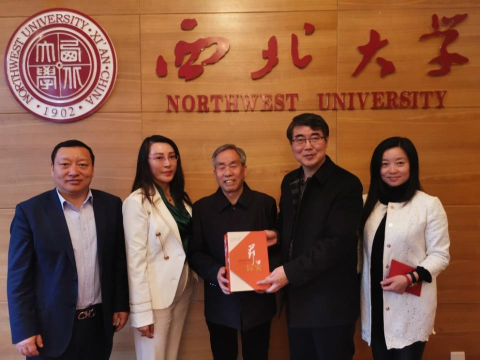 西北大学历史学家著名教授韩养民,王宏尧教授签订合同.