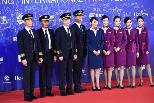 看完了中国机长大家知道为何川航3u8633玻璃会碎吗