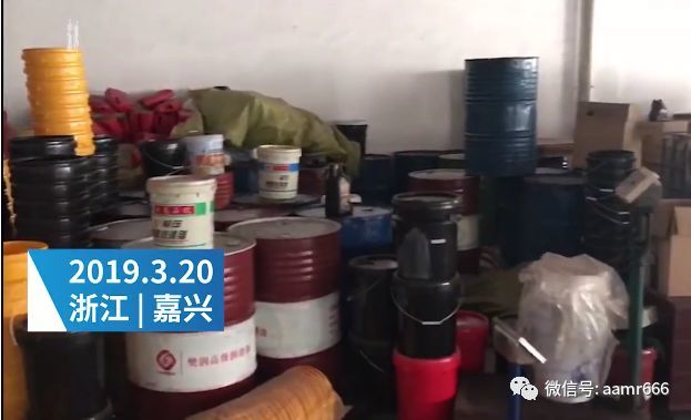 窝点内,长城,昆仑,壳牌等各种品牌假机油共计1000多件被堆成了"小山"