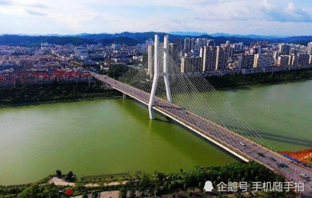 GDP总值与一产二产三产_情侣头像一男一女(2)