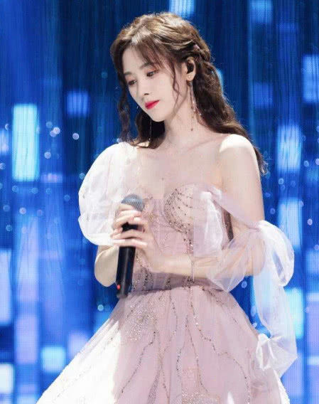 鞠婧祎自称全家最丑,当看到她妈妈的旧照后,才知一家人都是女神