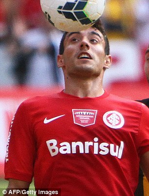 巴西球员坠机空难幸存者：生还只因一个动作(图)