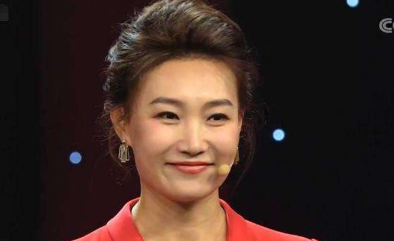 央视主持人李梓萌竟戴假发工作13年,摘下假发后小鲜肉