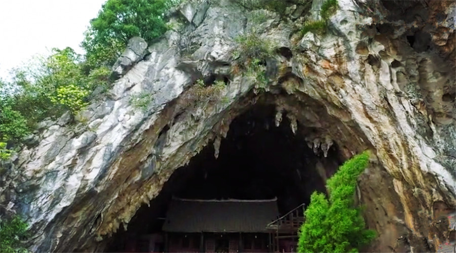 有点神秘!深山发现一个拱形山洞,里面为何有座古屋?