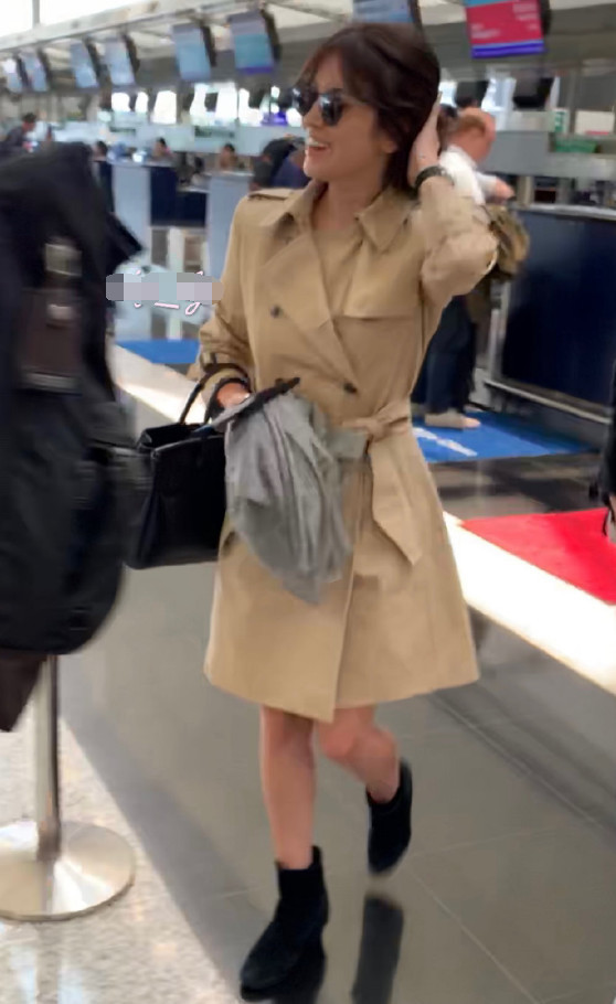 宋慧乔换上卡其色风衣裙美多了!金像奖那套黑色礼服太