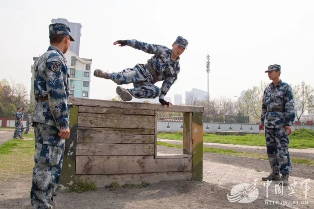 来空军勤务学院邂逅最美四月天