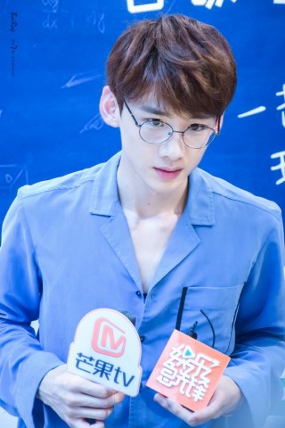 白敬亭笑起来眼睛弯弯,很甜,又乖萌#白敬亭壁纸图鉴