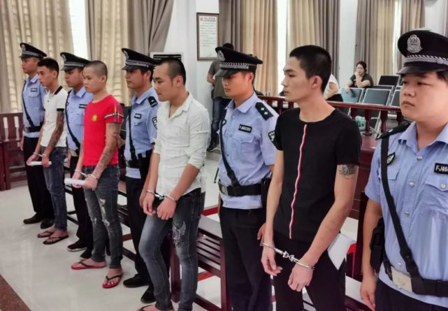 4月16日下午,琼中法院公开宣判三起涉恶案件,黄伟,封明令等9名被告人
