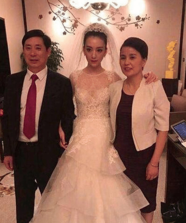 但是郭富城还是非常宠爱妻子方媛的,就拿妻子生孩子来说,郭天王直接给