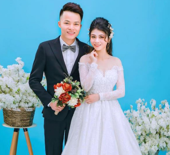 男子跟女友恋爱7年只顾事业,如今女友与别人结婚他在婚礼上痛哭