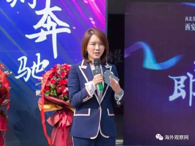 刘元婷与客户合影(图源:@范炜) 刘元婷在西安奔驰利之星门前(图源