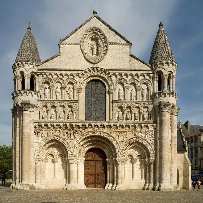 法国普瓦捷圣母大教堂(建于11世纪晚期至1150年),罗马式建筑