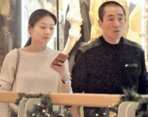 67岁张艺谋与36岁妻子陈婷同回酒店,一细节看出恩爱