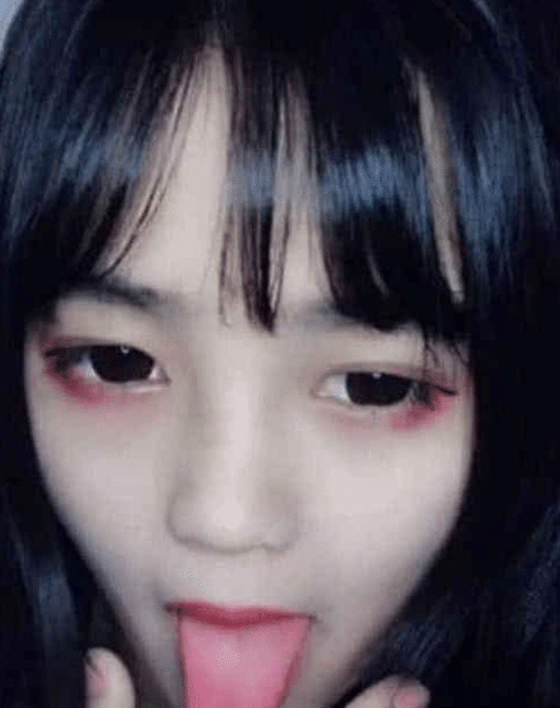 最美长舌少女走红,舌头伸出来的瞬间,网友:答应我只用来吃饭!