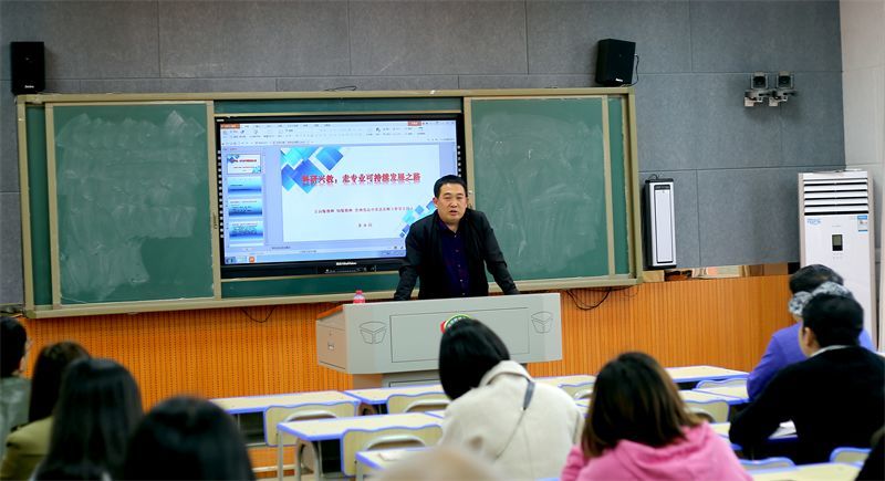 贵州省高中名校长名师工作室赴松桃民族中学举行乡村工作站授牌暨培训
