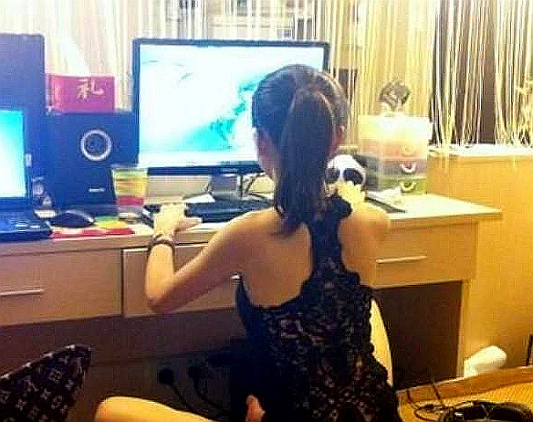 女生玩游戏输的脱内衣_玩游戏输一局脱一件