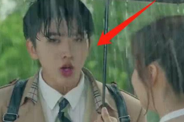 有种整容,叫蔡徐坤"淋雨",雨中的他毫无帅气可言,网友
