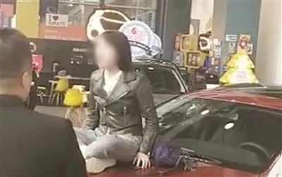 奔驰女车主维权成功:读书人放下身段,比撒泼的刁民更