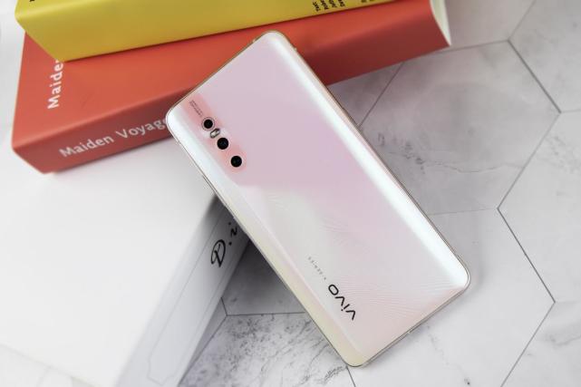 vivo x27圈粉实录,网友:为什么那么美,x27:天生的