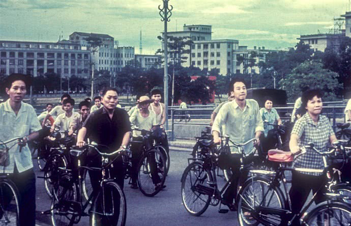 90年代的老北京:骑自行车上下班成为一种潮流,画面