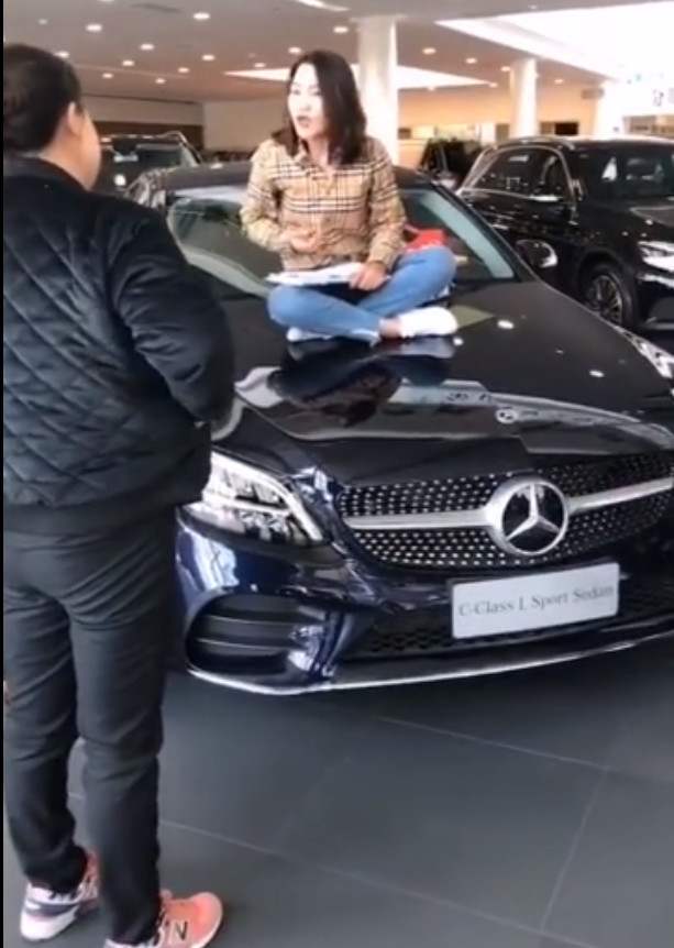 最担心的事情发生了:又一奔驰女车主坐在车上