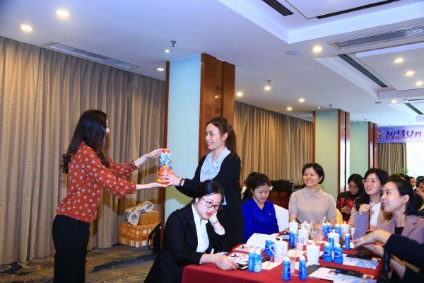 "七彩课堂"传递生活美学 丰盈心灵成就"智慧女性"
