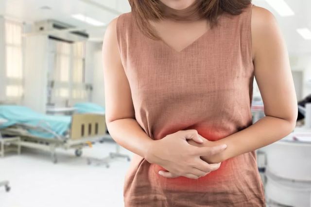 急性阑尾炎的典型症状是恶心,呕吐和转移性右下腹痛,也可能出现