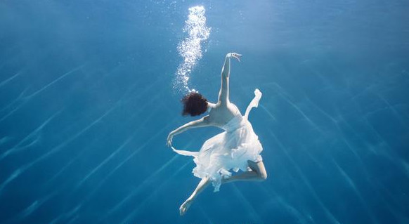 陈小纭纸巾装扮挑战水中芭蕾,看到最后完全被惊艳到了