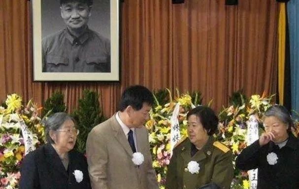 毛岸青追悼会现场旧照,刘思齐,李敏李讷前来送别,邵华