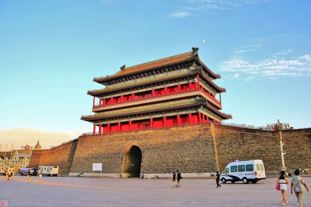 正阳门 也被称为前门,前门楼子 原名丽正门 是明清两朝北京内城的正