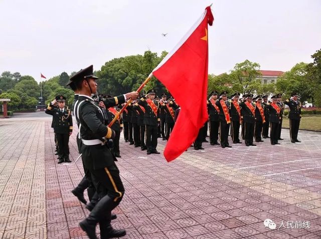 他们用人生最宝贵的时间 生动诠释了军人深沉厚重的家国情怀 军旗