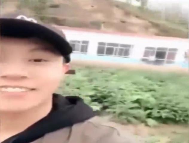 变形记中唯一回农村的主人公,临走时向爷爷磕头,替爷爷修新房