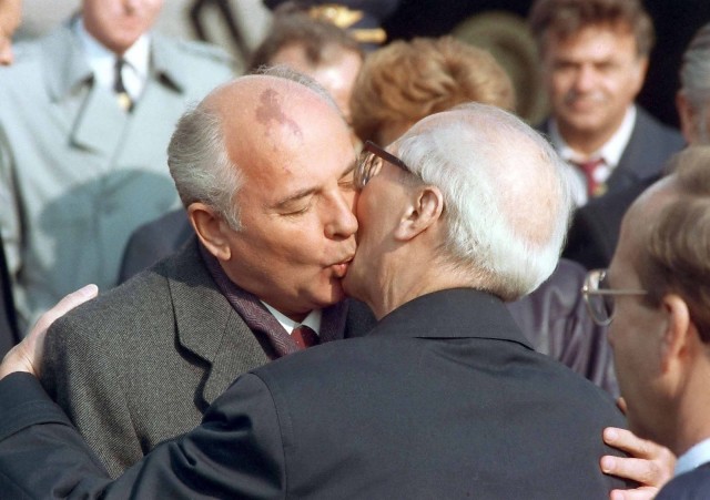 前苏联令人抓狂的"亲吻礼",占尽世界各国领导
