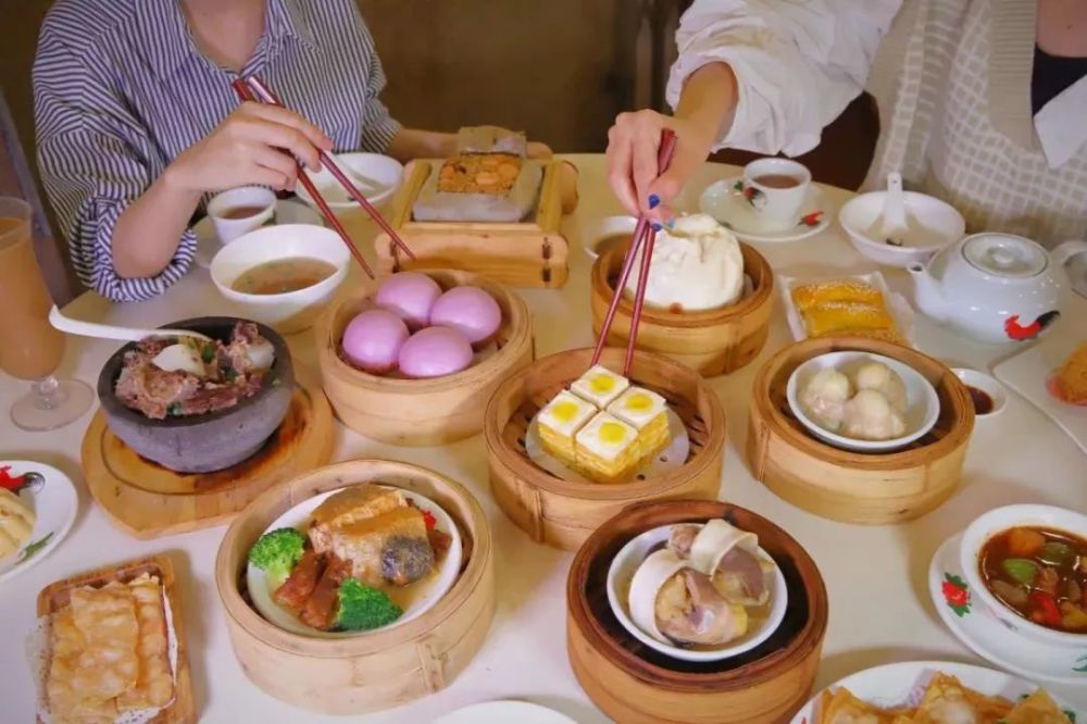 70,80年代里吵吵闹闹的茶餐厅 一个市井的大众之地 记录着香港独特的