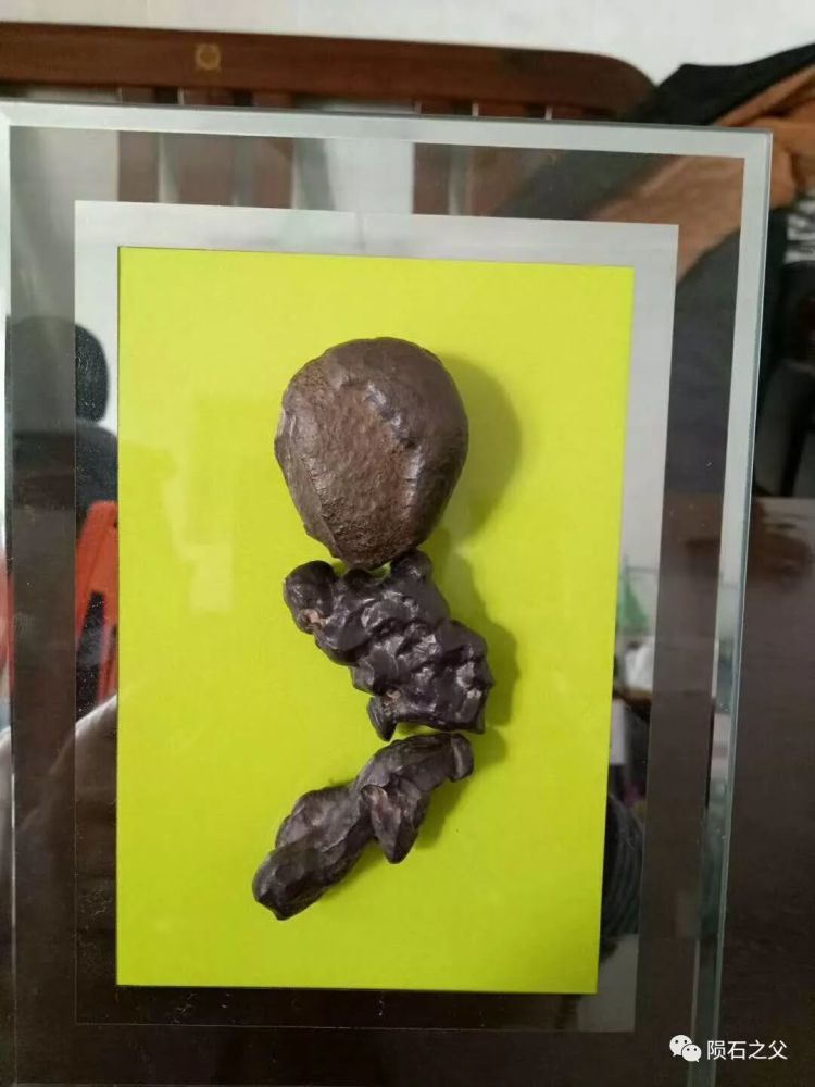 图三十八:广东陨石收藏家吴亦水先生制作的陨石立体画外星人.