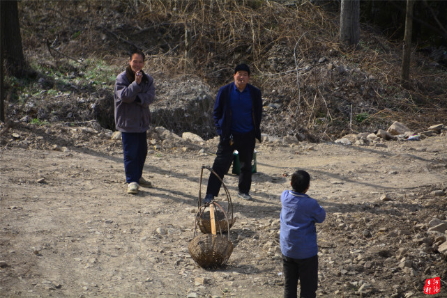 距离张建立家更远的姬学斌住院回来了,三个人站在地边说话,张建立第