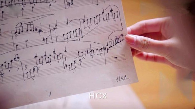她翻着曲谱_钢琴简单曲谱(2)