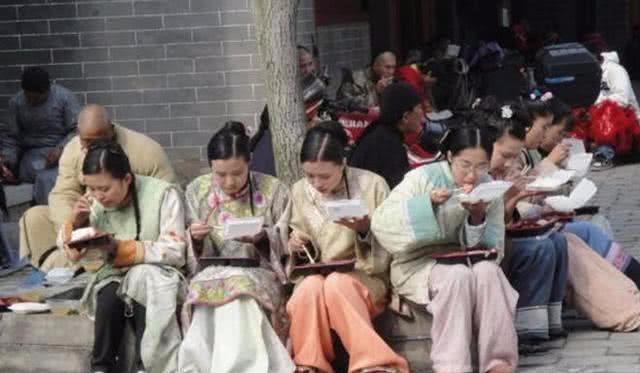 横店女群演放弃尊严争角色?换衣服只能对着墙,旁边都
