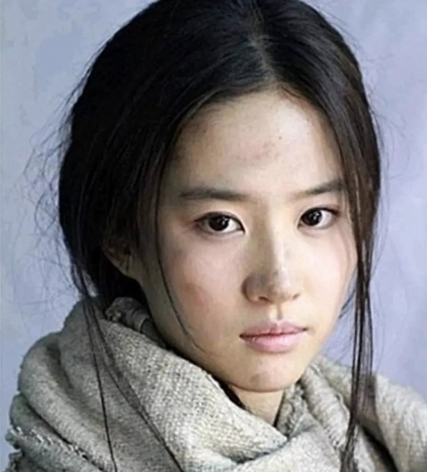 女星"花猫脸",关晓彤脏兮兮,赵丽颖接地气,而她依然