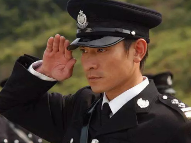 正面形象给人印象非常的深刻,可以清楚的看到刘德华穿警察制服的样子