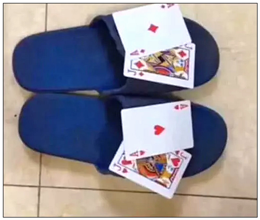 拖鞋,为什么上面还放着两张扑克牌,这是在干嘛呢,原来上面是aj两个字