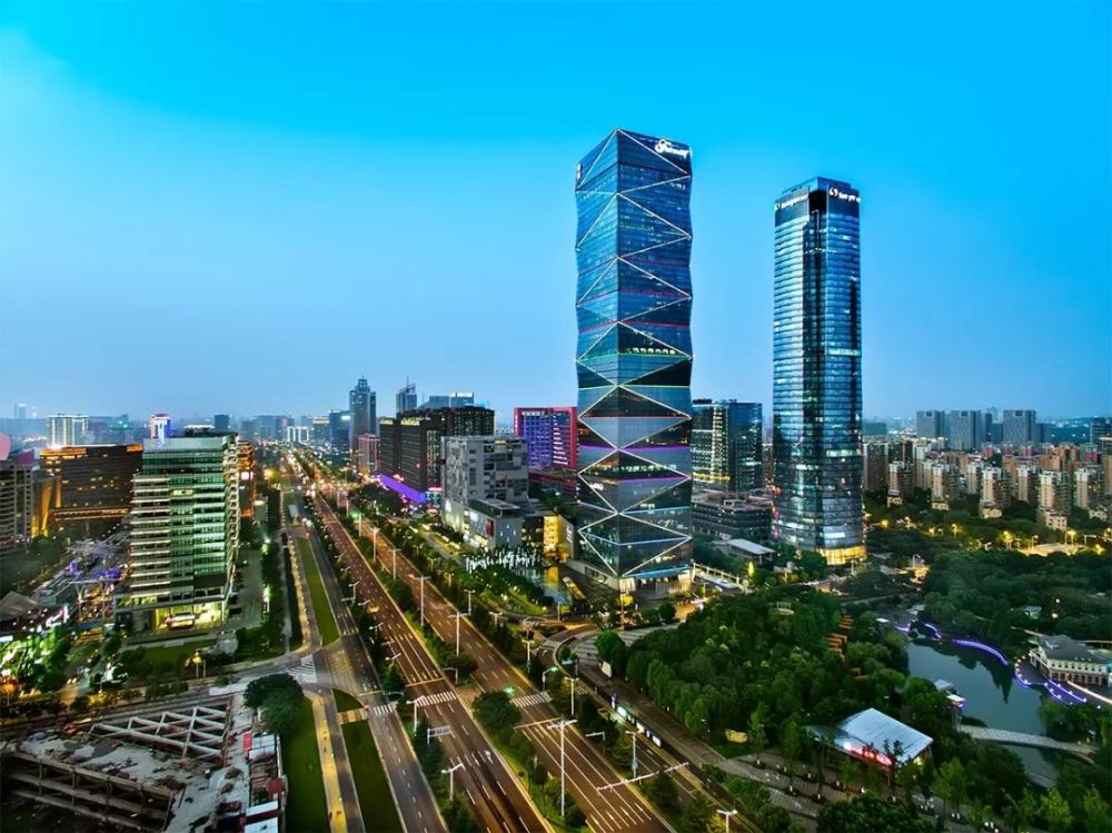 用45米长卷从宏观视角上勾勒出新中国成立70年来南京的城市新貌.