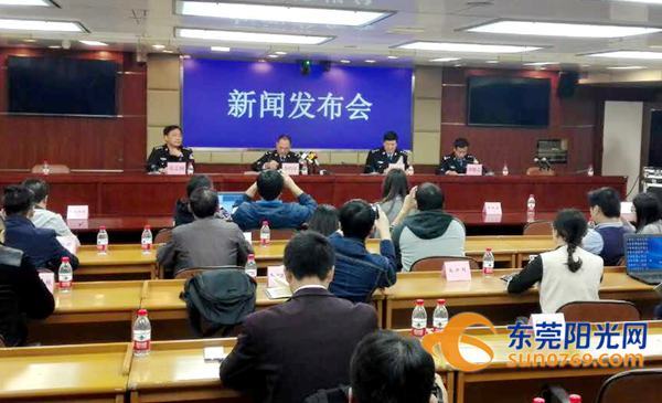 官方通报男子追砸运钞车被枪击案:押运员防卫过当