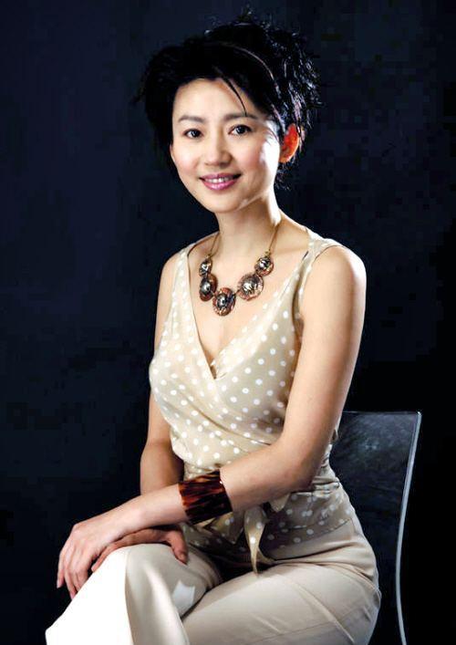 中央电视台工作的主持人也是代表了我们国家的排面,大家还记得王小丫